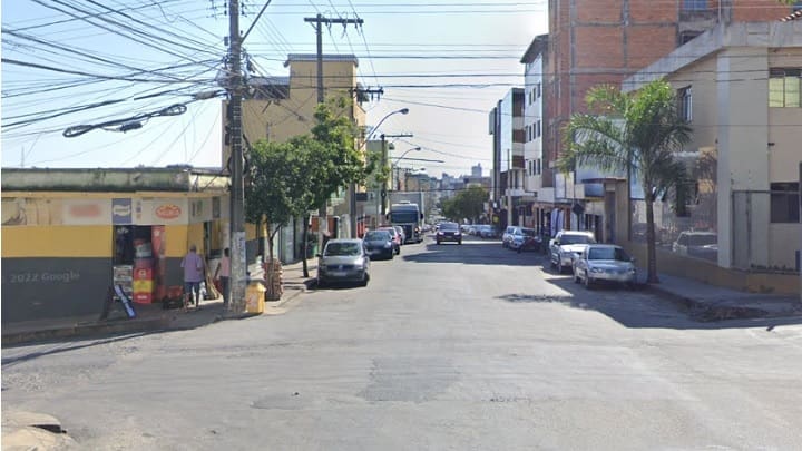 Acidente entre carro e moto é registrado na av. Paraná, em Divinópolis